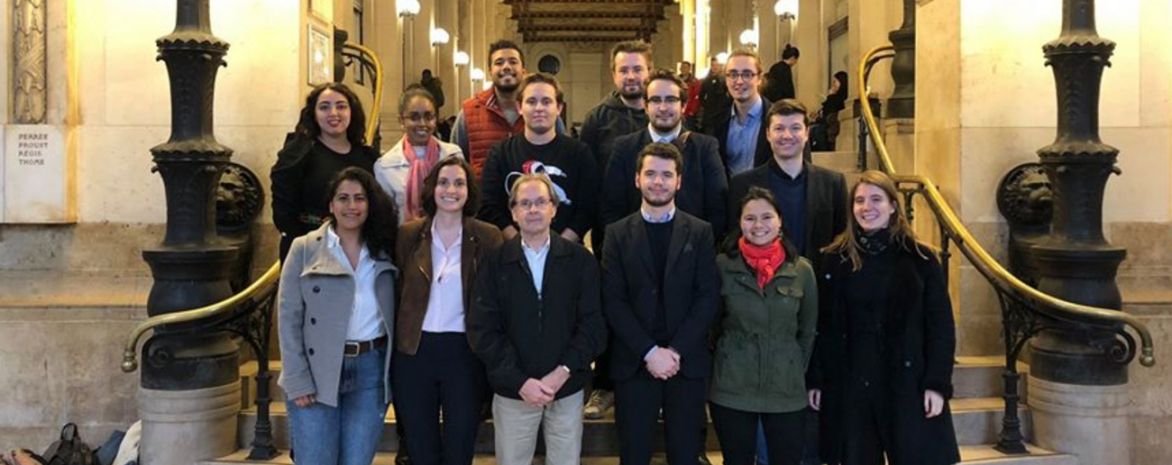 Photo de groupe d'étudiant de master de droit public comparé avec le professeur Lapointe